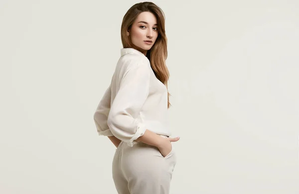 Gorgeous kvinnlig brunett modell i vita kläder — Stockfoto