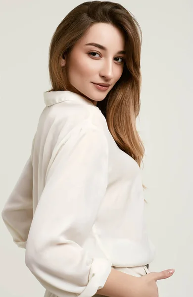 Wunderschöne weibliche Brünette Modell in weißen Kleidern — Stockfoto