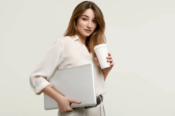 Gorgeous brunette model in white clothes with laptop and coffee — Stock Photo, Image