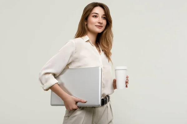 Gorgeous brunette model in white clothes with laptop and coffee — Stock Photo, Image