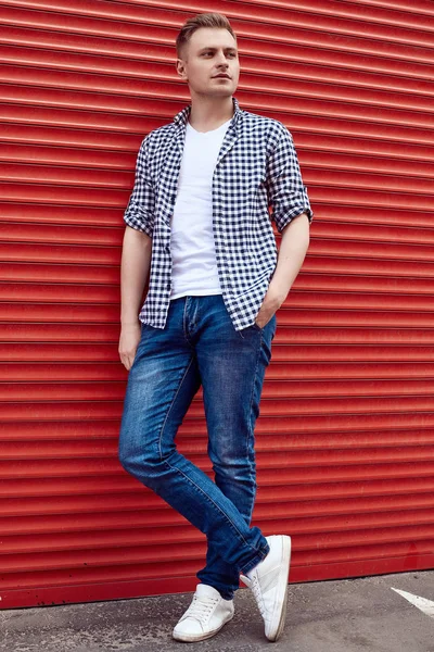 Junger gutaussehender Mann in Hemd und Jeans in der Nähe des Roten Tores — Stockfoto