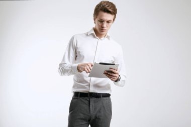 Dijital tablet üzerinde çalışan gömlek kendine güvenen genç işadamı