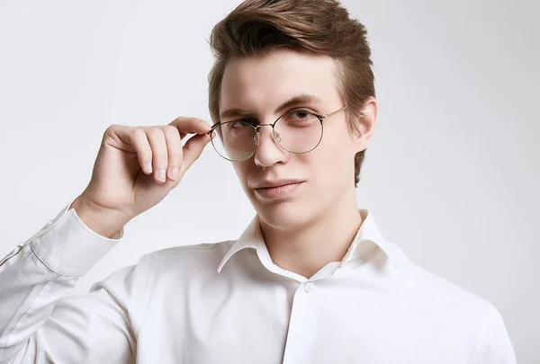 Jovem empresário bonito confiante na camisa isolada no fundo branco — Fotografia de Stock