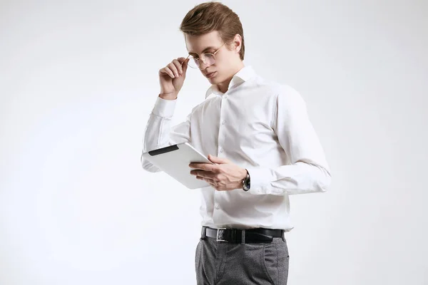 自信的年轻商人在数字平板电脑上工作衬衫 — 图库照片