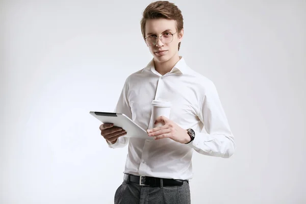 Jovem empresário confiante em camisa com xícara de café e tablet — Fotografia de Stock