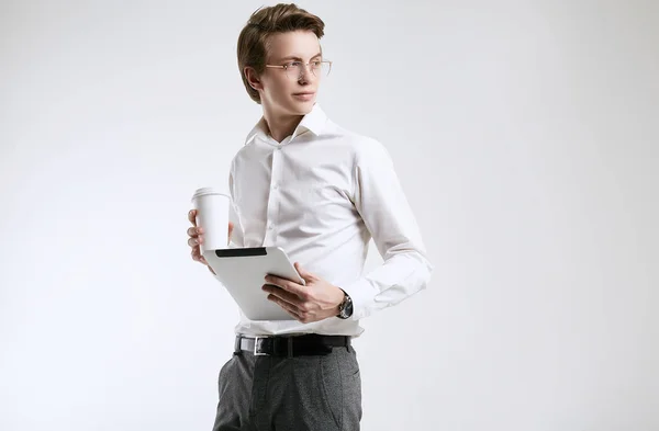 Magabiztos fiatal üzletember ing, csésze kávé és tabletta — Stock Fotó