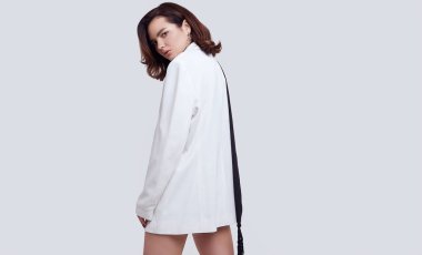 Moda beyaz takım elbise koyu saçlı çekici zarif kadın