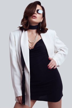 Moda beyaz takım elbise koyu saçlı çekici zarif kadın