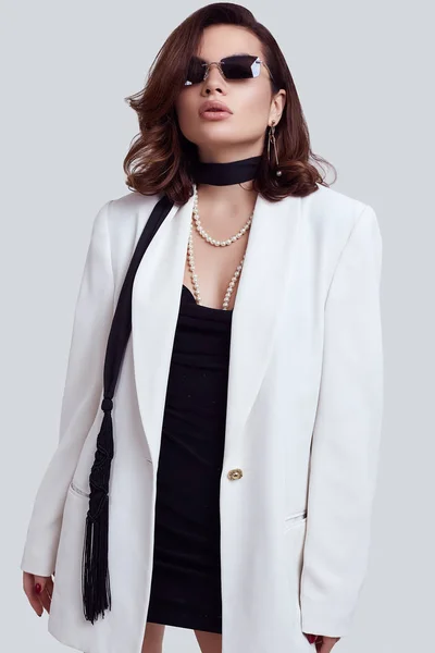 Atractiva mujer elegante con cabello oscuro en traje blanco de moda — Foto de Stock