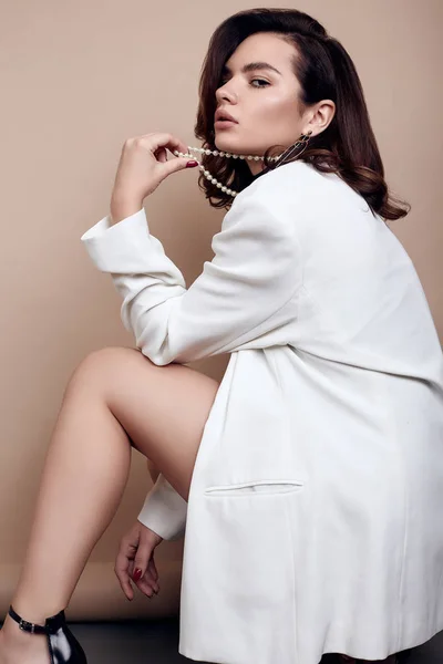 Elegante donna caucasica con i capelli scuri in abito bianco moda — Foto Stock