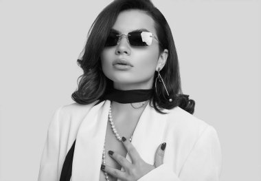 Moda beyaz takım elbise koyu saçlı çekici zarif kadın