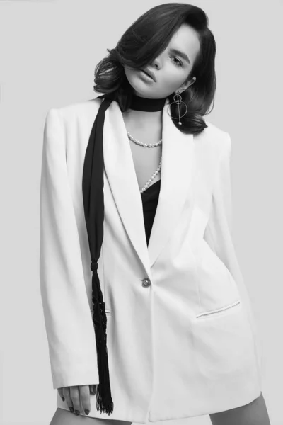 Mulher elegante atraente com cabelo escuro na moda terno branco — Fotografia de Stock