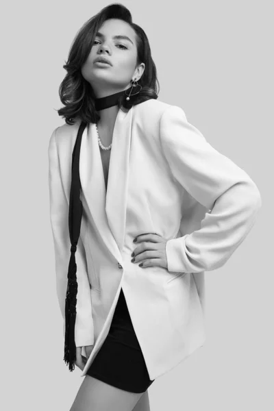 Ελκυστική κομψή γυναίκα με σκούρα μαλλιά στη μόδα λευκό κοστούμι — Φωτογραφία Αρχείου
