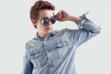 Moda güneş gözlüğü yakışıklı hipster adam kot ceket giyiyor