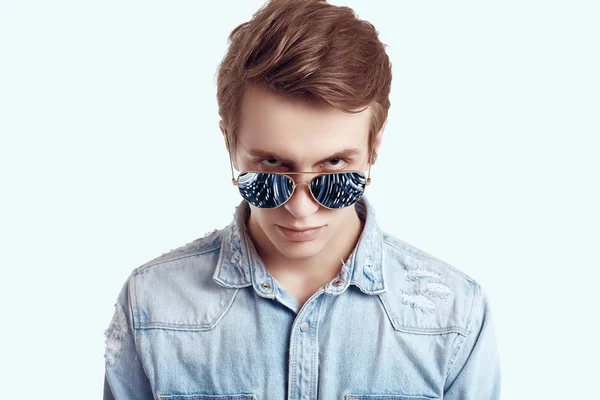 Beau hipster homme à la mode lunettes de soleil portant une veste en jean — Photo