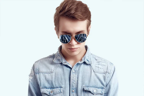 Beau hipster homme à la mode lunettes de soleil portant une veste en jean — Photo