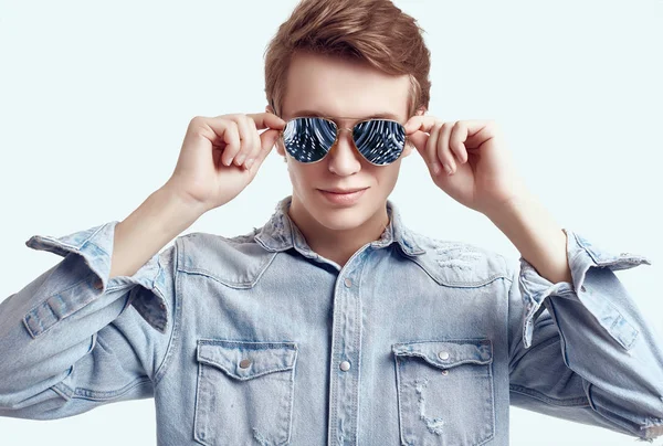 Schöner Hipster mit modischer Sonnenbrille und Jeansjacke — Stockfoto