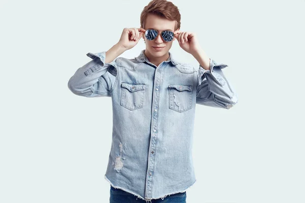 Schöner Hipster mit modischer Sonnenbrille und Jeansjacke — Stockfoto