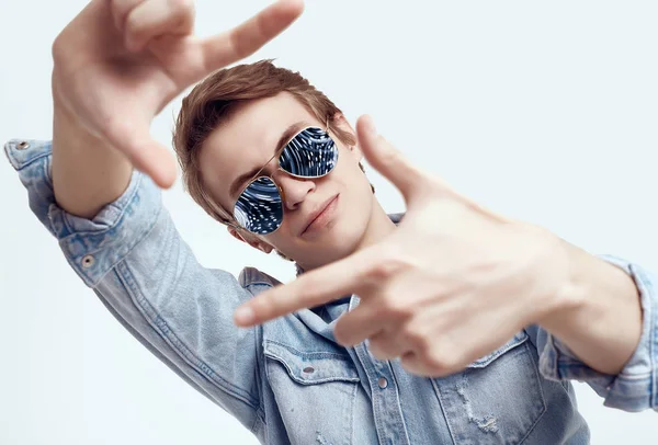 Pohledný hipíček v módních brýlích s džínsy — Stock fotografie