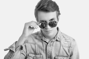 Moda güneş gözlüğü yakışıklı hipster adam kot ceket giyiyor