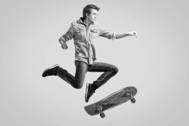 Şık s flip yapıyor kot ceket yakışıklı hipster adam