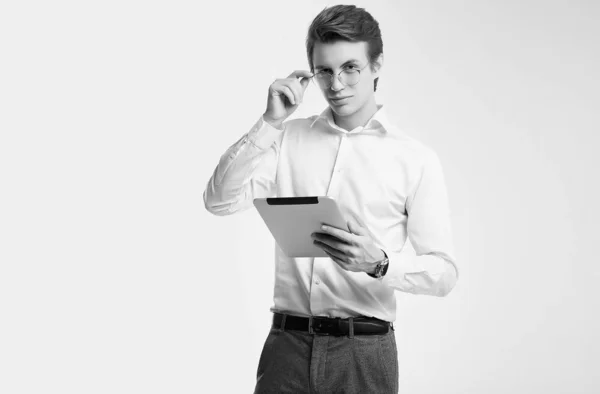 Magabiztos fiatal üzletember póló dolgozik a digitális tabletta — Stock Fotó