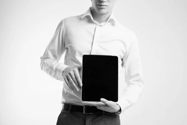 Magabiztos a fiatal üzletember a pólót, digitális tabletta — Stock Fotó