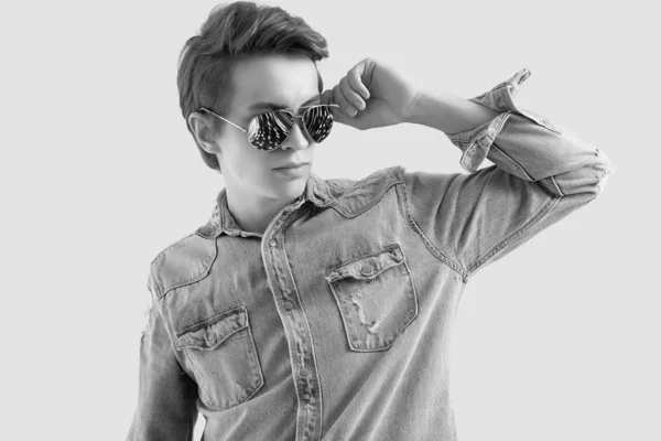 Bello hipster uomo in moda occhiali da sole indossando giacca jeans — Foto Stock