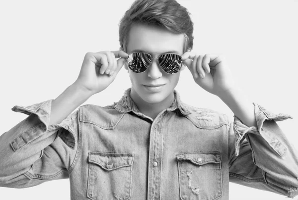 Schöner Hipster mit modischer Sonnenbrille und Jeansjacke — Stockfoto