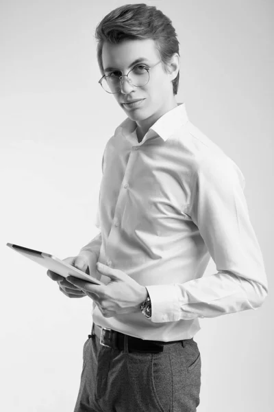Впевнений молодий бізнесмен у сорочці, що працює на цифровому планшеті — стокове фото