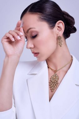 Muhteşem Latin kadınlar içinde moda beyaz takım giyen pahalı Yahudi