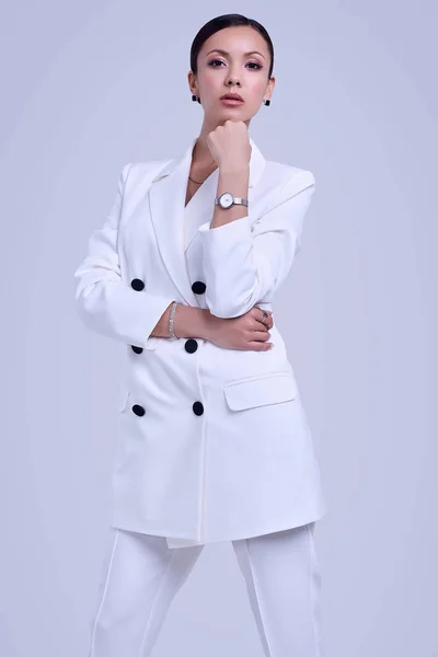 Splendide donne latine in abito bianco moda — Foto Stock