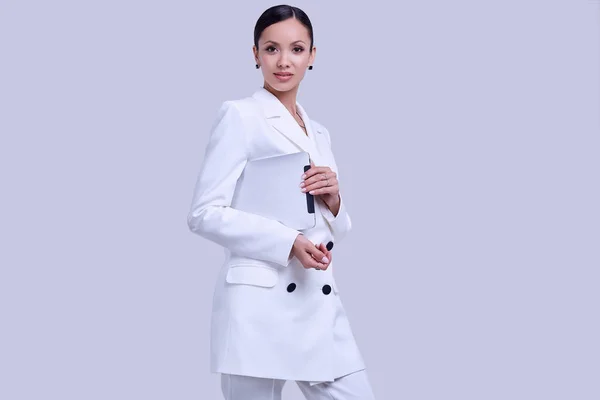 Mulheres latinas lindo na moda terno branco com tablet digital — Fotografia de Stock