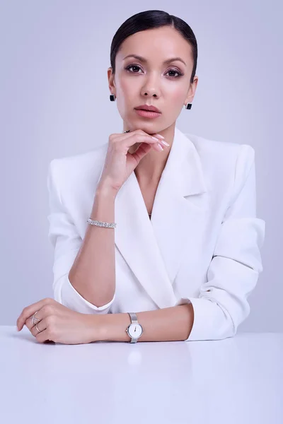 Wspaniały łaciński kobiety w Fashion biały Suit ubrany drogie Żyd — Zdjęcie stockowe