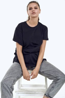 Moda elbise poz sulu dudakları ile güzel kadın model