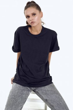 Moda elbise poz sulu dudakları ile güzel kadın model