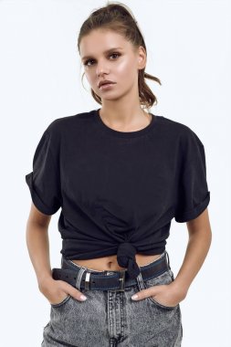 Moda elbise poz sulu dudakları ile güzel kadın model