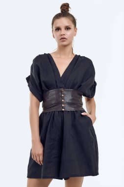 Moda elbise poz sulu dudakları ile güzel kadın model