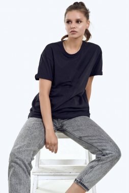 Moda elbise poz sulu dudakları ile güzel kadın model