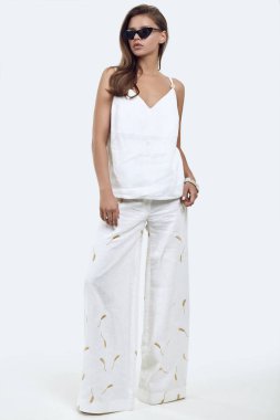 Moda elbise poz sulu dudakları ile güzel kadın model