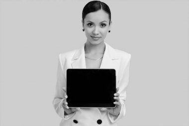 Dijital tablet ile moda beyaz elbise muhteşem Latin kadınlar