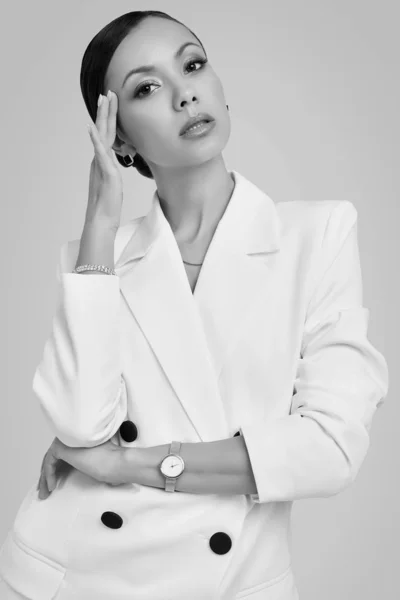 ファッション白いスーツでゴージャスなラテンの女性 — ストック写真