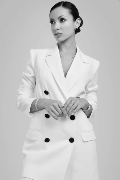 Pompás latin nők Fashion fehér öltöny — Stock Fotó