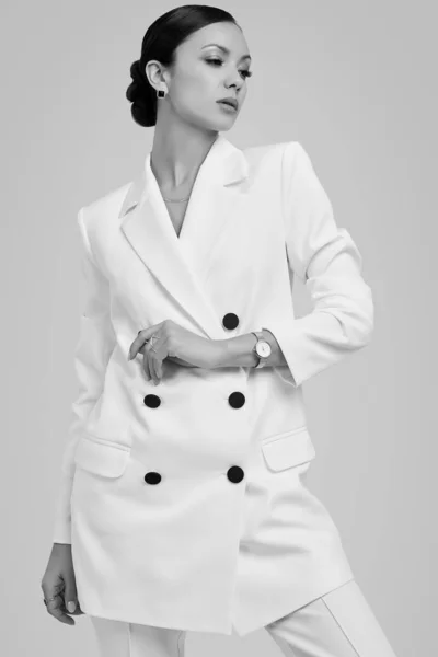 Nádherná Latinská žena v módním bílém obleku — Stock fotografie