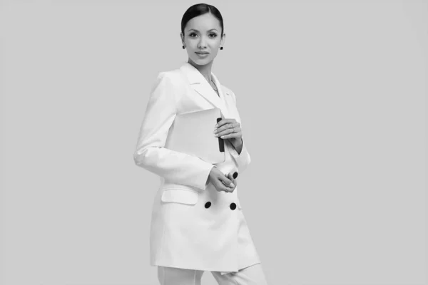 Πανέμορφο Latin γυναίκες στη μόδα λευκό κοστούμι με ψηφιακό δισκίο — Φωτογραφία Αρχείου