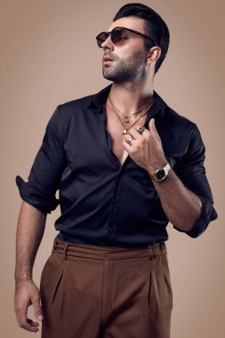 Siyah bir gömlek ve gözlük güzel acımasız tabaklanmış hipster adam