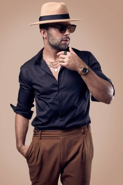 Siyah bir gömlek, şapka ve gözlük güzel acımasız tabaklanmış hipster adam