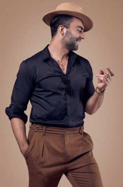 Siyah bir gömlek, şapka ve gözlük güzel acımasız tabaklanmış hipster adam