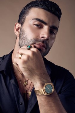 Siyah bir gömlek güzel acımasız tabaklanmış hipster adam