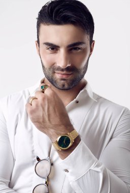 Beyaz bir gömlek ve güneş gözlüğü güzel acımasız tabaklanmış işadamı